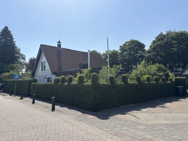 Onderhouden voortuin met heg bij een vrijstaande woning